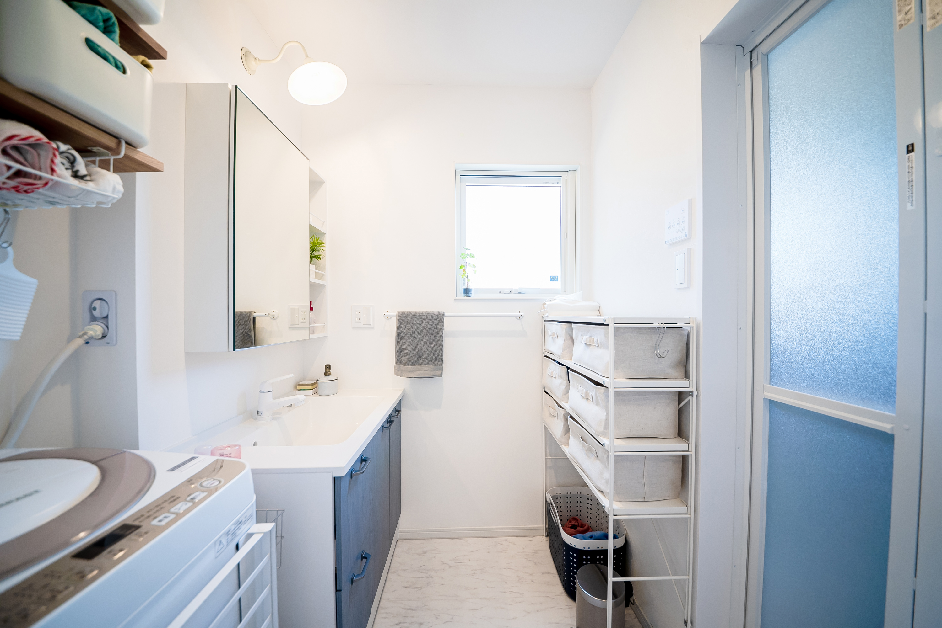 洗面室。洗面台が入り口に向かって横向きに設置しているため、収納をするスペースが広く取れるプランです。