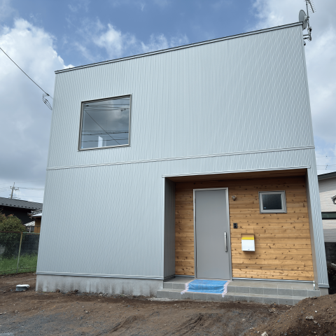 水戸市 | 規格住宅「ZERO-CUBE カスタマイズプラン」Cool × Warmの 素材が引き立て合う外観デザイン